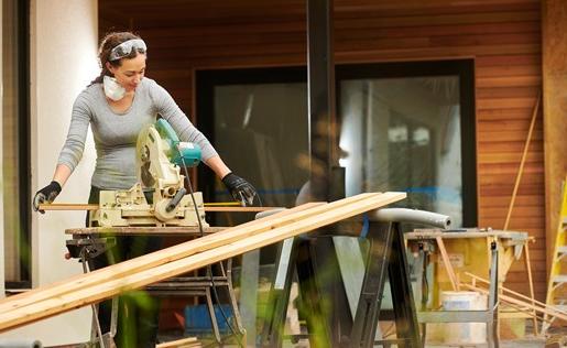 一个女人做木工来改善她的家